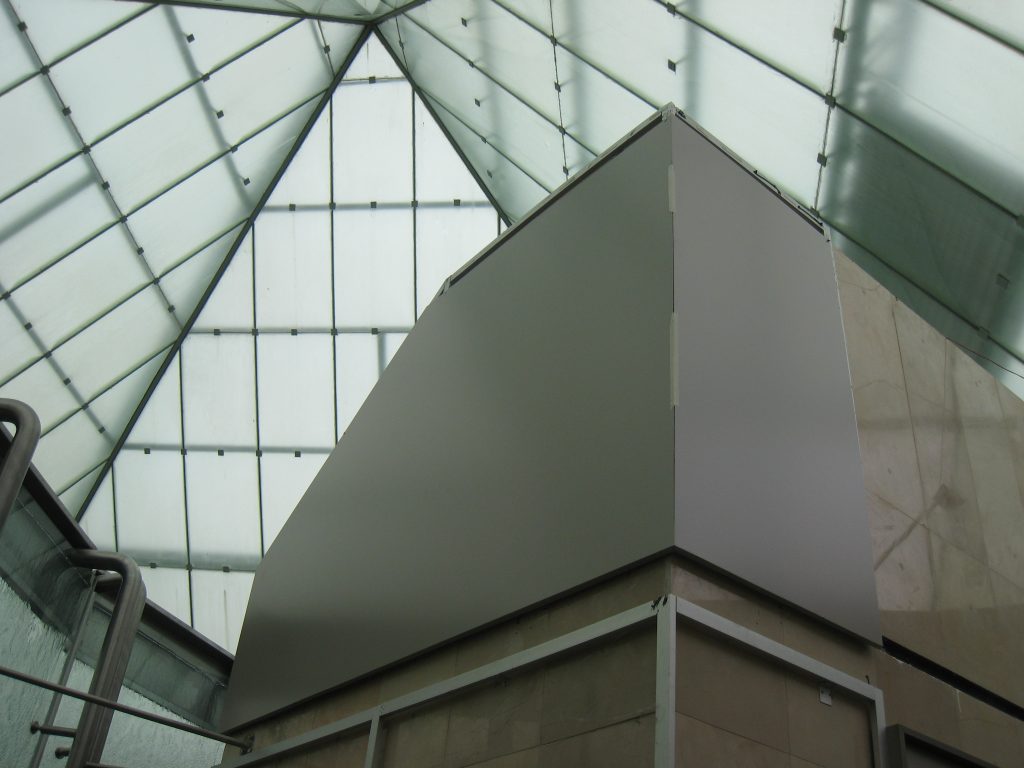 Techo piramidal del C.C. Policentro elaborado con planchas de policarbonato | ALCRISTAL C.A.