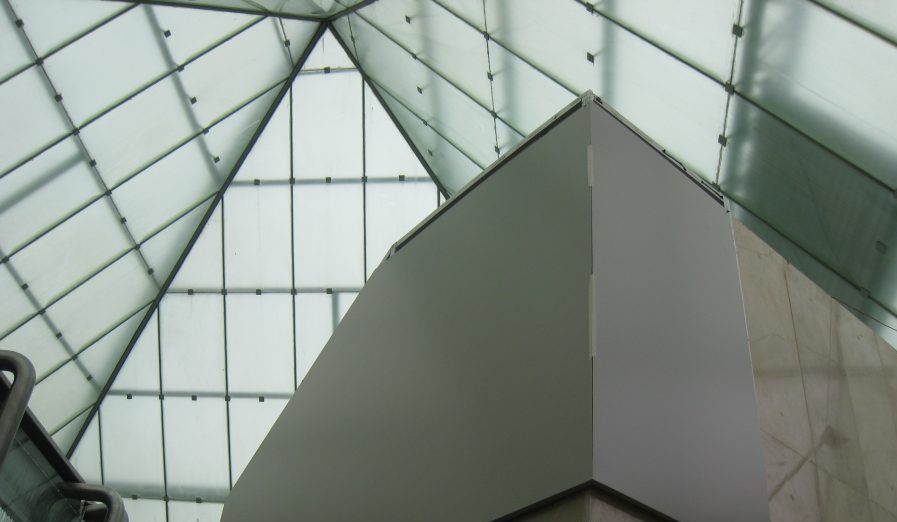 Techo piramidal del C.C. Policentro elaborado con planchas de policarbonato | ALCRISTAL C.A.